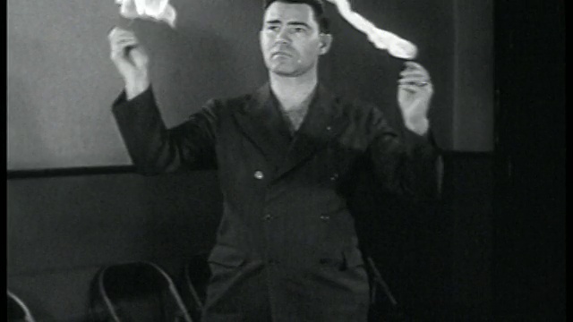 1930年代西装男吞火视频素材