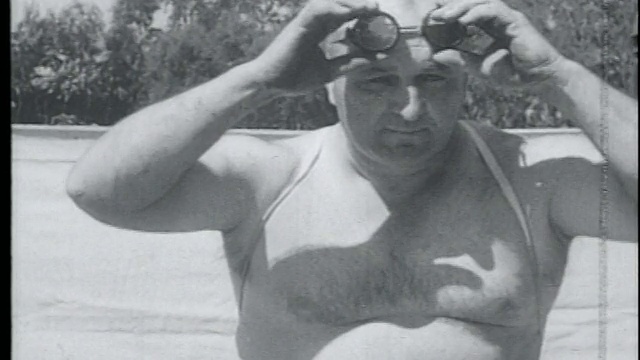 1920年代裸胸特技演员(FA/JR?理查兹)戴上护目镜视频素材