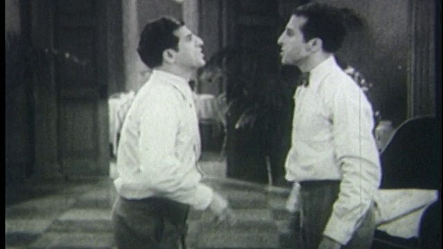 1931年，两个人(弗兰克和阿尔弗雷德·莫利诺)争吵，指着对方的脸，打对方的脸视频下载
