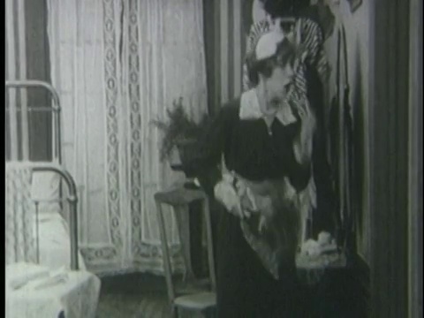 1915年B/W，受惊的女佣尖叫+摇晃鸡毛掸子视频下载