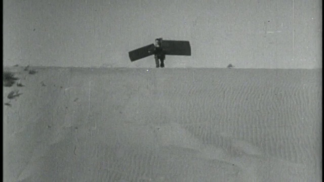 1934年，臂膀上长着方形翅膀的男子(汉克·法迪斯)从沙丘上跳下来，在俄勒冈州的罗威纳被抹去视频下载