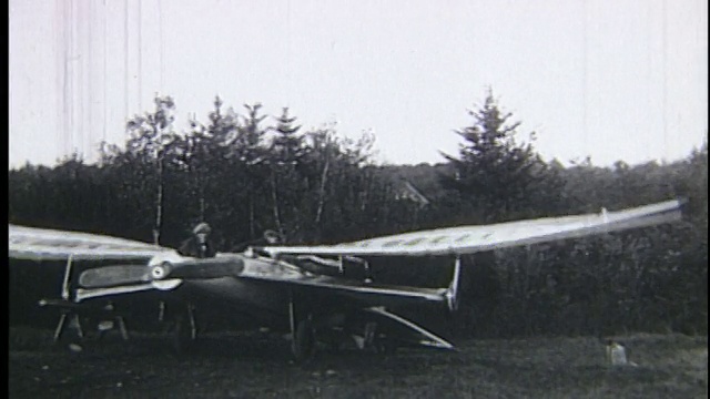 B/W 2人在飞行发明与拍打翅膀/它崩溃视频下载