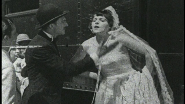 1928年前后，新郎扇了新娘一巴掌，新娘也扇了他一巴掌，他们开始打架视频素材