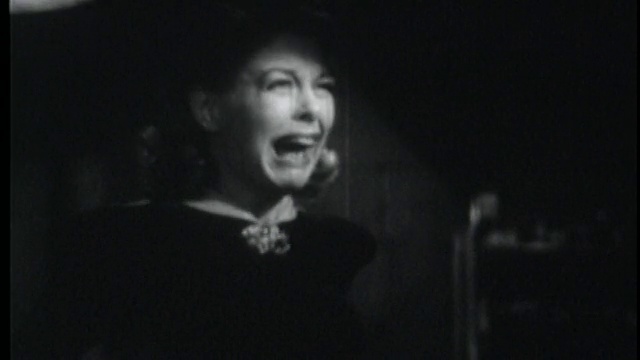1942年，一名穿着正装的女子惊恐地尖叫+逃跑视频素材