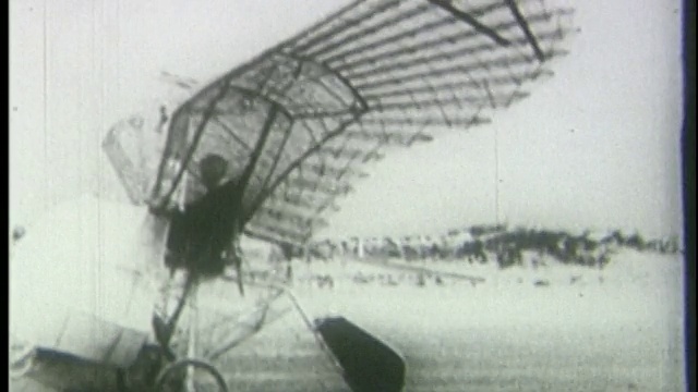 1920年的人在飞机上发明了扇动的翅膀视频素材
