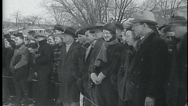 1936年冬天，一群人站在户外视频素材