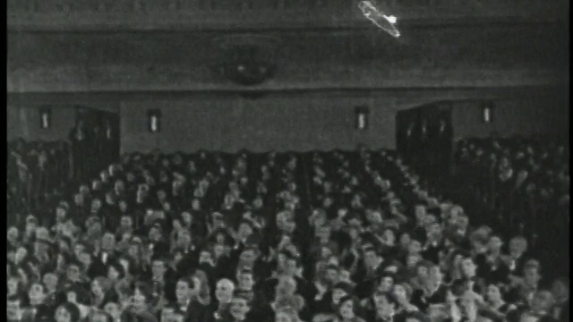 B/W 1920年代高角度广角拍摄观众在剧院鼓掌视频素材