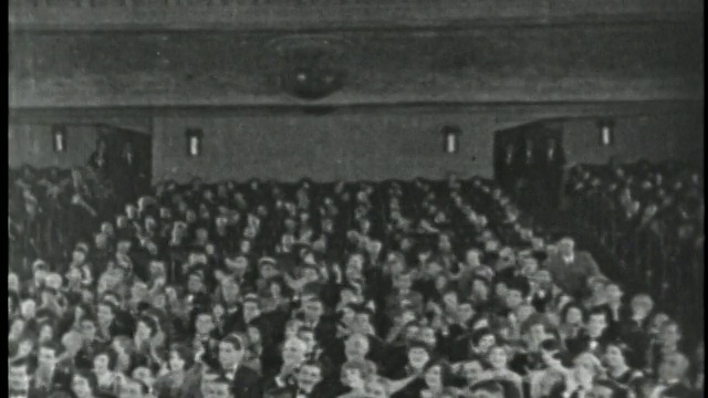 B/W 1920年代高角度广角拍摄观众在剧院鼓掌视频素材