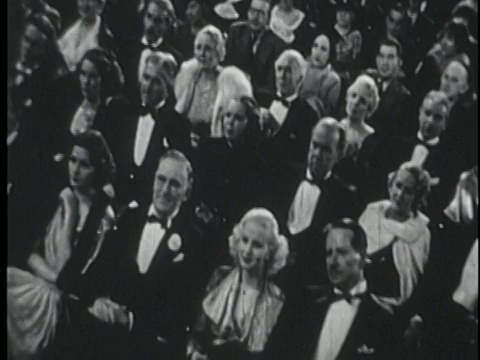1936年B/W倾斜高角度坐观众穿着正装专心听视频素材