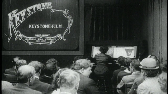 B/W 1920年代后视镜观众看电影+在剧院鼓掌视频下载