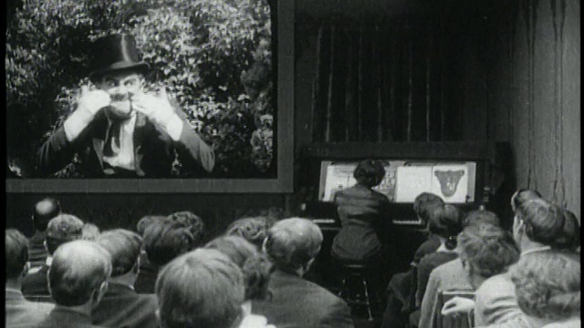 20世纪20年代的后视镜观众在电影院看反派电影视频下载