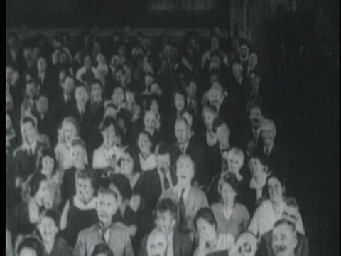 B/W 1920年代高角度坐观众鼓掌视频素材