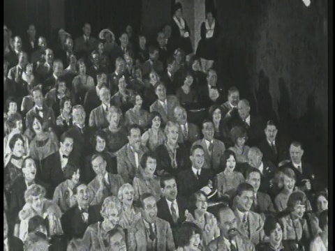 1926年高角度观众在剧院大笑+鼓掌视频素材