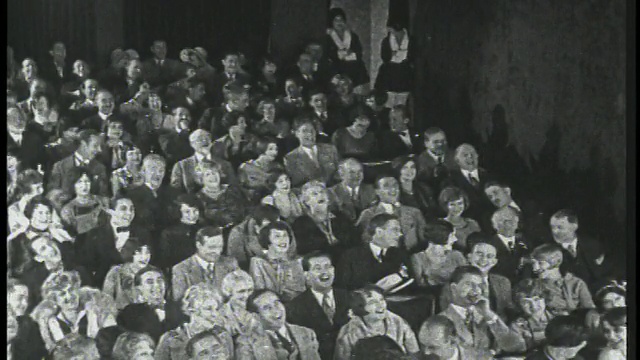 1926年高角度观众在剧院大笑视频素材