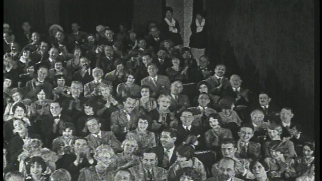 1926年高角度观众在剧院大笑+鼓掌视频素材