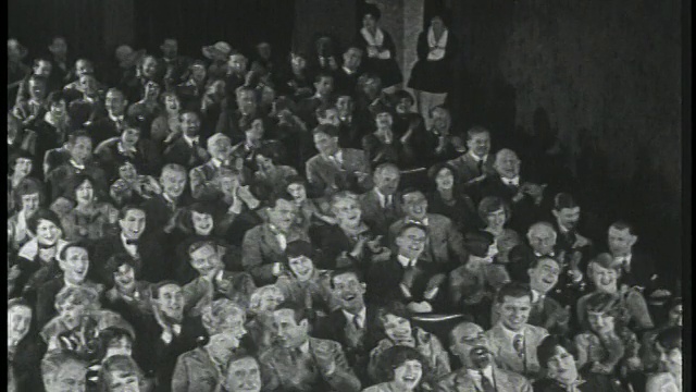 1926年高角度观众在剧院鼓掌视频素材