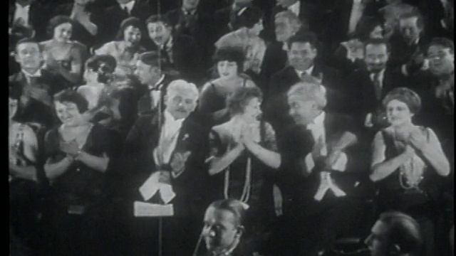 1922年B/W高角度坐观众在正装拍手视频素材