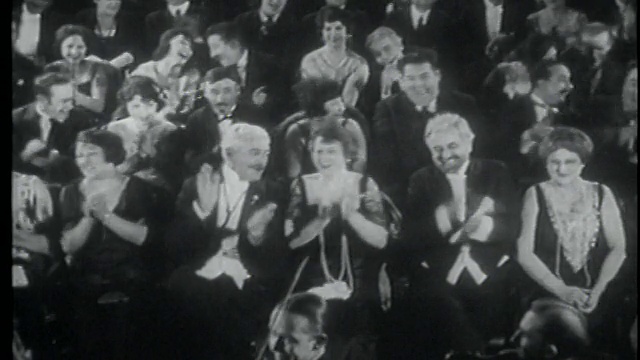 1922年B/W高角度坐观众在正装拍手视频素材