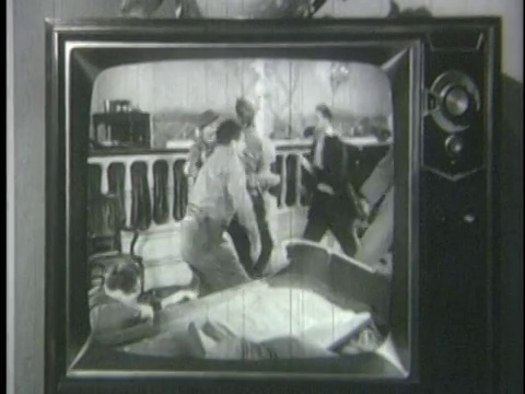 1960年B/W近距离男子的手在电视上从男人在计数板上转换频道到牛仔在酒吧打架视频下载
