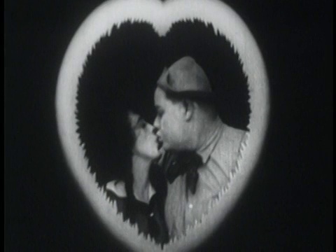 1916年黑白情侣在镜头前深情接吻+微笑视频下载