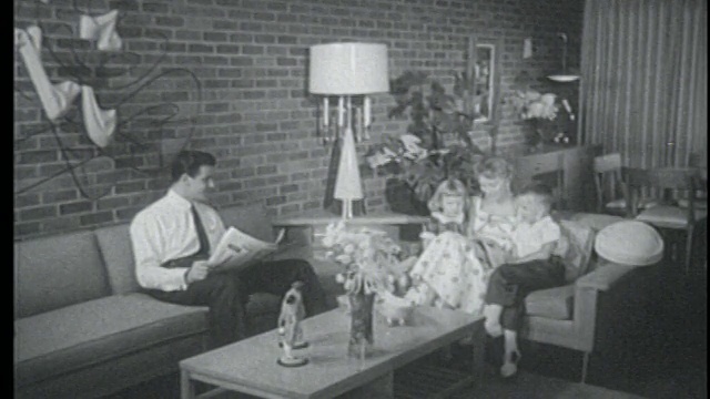1950年的B/W家庭坐在现代客厅里视频下载