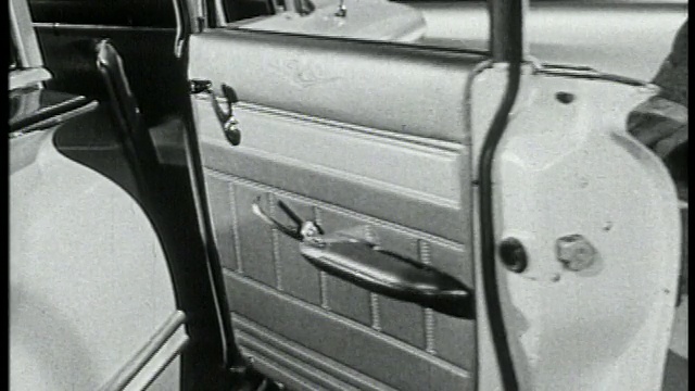 1959年近身男子打开1959年雪佛兰车门视频素材
