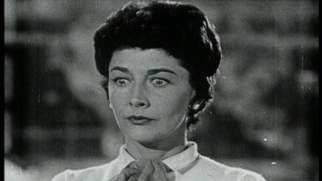 1959年的近景，震惊的女人回头视频下载