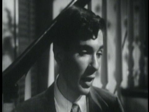 1951年，一个十几岁的男孩在和银幕外的人说话视频素材