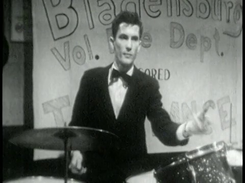 20世纪60年代，一名男子在高中舞会的摇滚乐队中打鼓视频素材