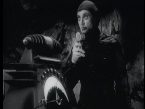 1952年黑白版的未来派“外星人”(彼得·布罗科)对着通信设备上的麦克风说话视频下载