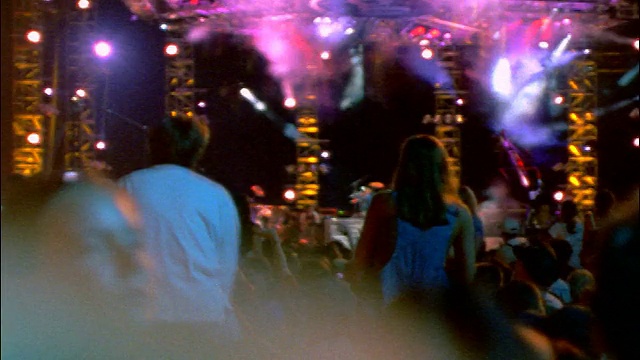后视图观众+舞台彩色灯光在摇滚音乐会(Garth Brooks) /中央公园视频下载