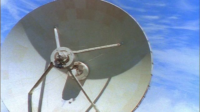 在大型碟形卫星/射电望远镜/夏威夷后面的蓝色天空中，CANTED放大时间流逝云视频下载