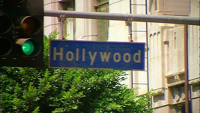 靠近好莱坞的交通信号灯/洛杉矶视频下载