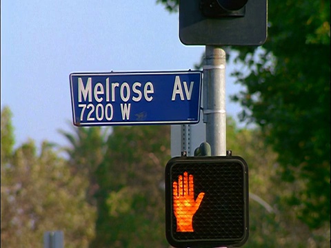 梅尔罗斯大道行人信号灯上方的标志/洛杉矶视频下载