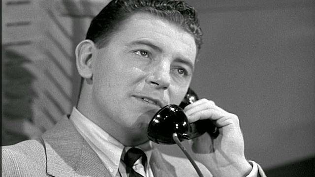 1950年近距离的商人在电话中交谈+微笑视频素材