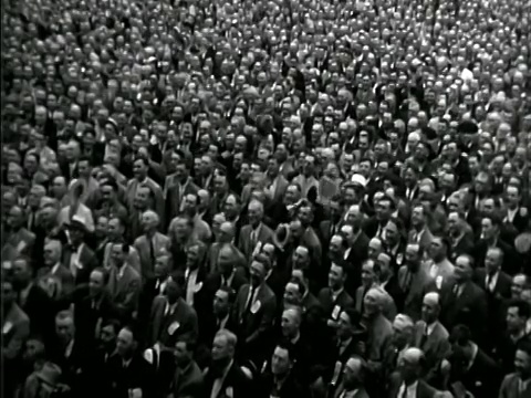 B / W 1962 ?高角度的人群欢呼+挥舞着他们的帽子视频下载