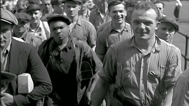 20世纪30年代，一群蓝领男工人走向照相机进入工厂视频素材