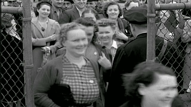 B/W 1937高角度微笑的男+女蓝领工人进入工厂大门视频素材