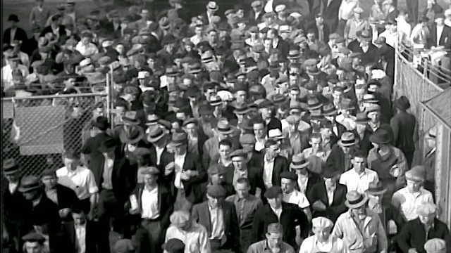 1937年，一群男性工人从工厂大门进入工厂视频素材