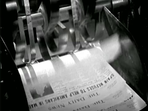 1937年B/W关闭报纸印刷机翻转在机器上的工厂视频下载