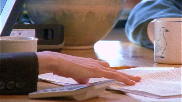 用铅笔在桌上打字+指着小册子的女商人的手视频素材