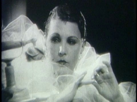 1927年，优雅的女人(莱阿特丽斯·乔伊)接过电话，开始交谈视频素材