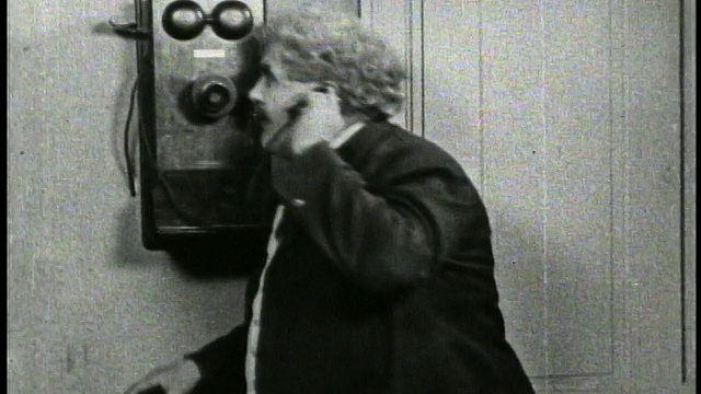 1926年，一名男子(吉姆·唐纳利)抢了另一名男子的手机，开始大喊大叫，把手机从墙上扯下来视频下载