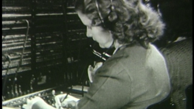 1946年后视图女话务员，总机工作视频素材