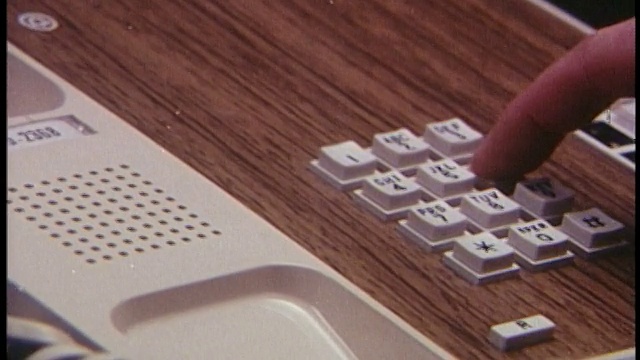 1970年，潘文石的手拿起了电话视频下载