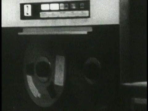 B/W 1965倾斜下大型计算机卷+按钮视频素材