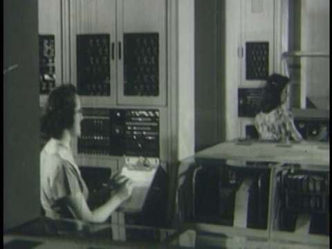 1950年2名妇女在电脑室工作视频素材