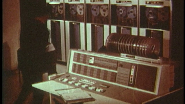 1965年，高角度倾斜的PAN人在房间里使用大型计算机工作视频下载