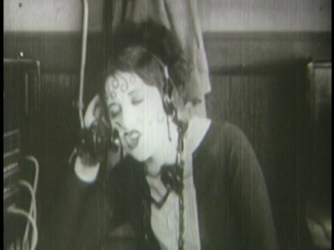 1924年无聊的电话接线员嚼口香糖+对着听筒讲话视频素材