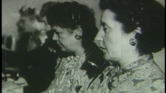 1951年B/W近廓女电话接线员在总机工作视频素材